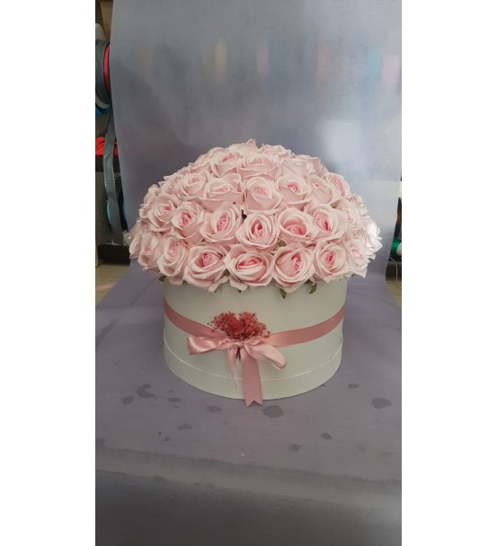 yapay kutuda pembe güller
